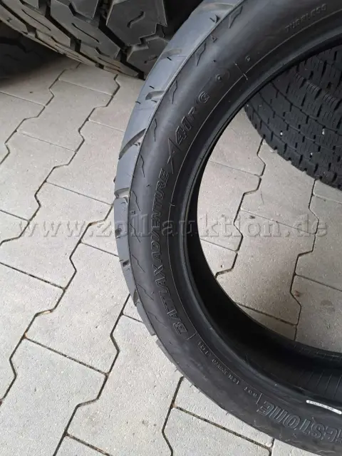 1 sarja Bridgestone-moottoripyörän renkaita, 150/70 R17, 69V takarengas, M/C