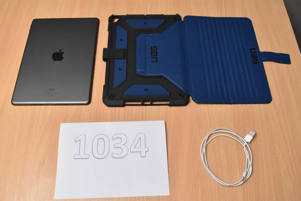 1 Apple iPad 8. generation A2270 32 GB – 10,2" (25,91 cm)