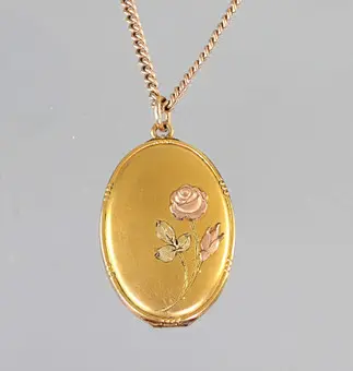 Ciondolo medaglione su catena, circa 1920.