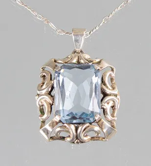 Art deco-anheng med kjede, omkring 1925, sølv 835