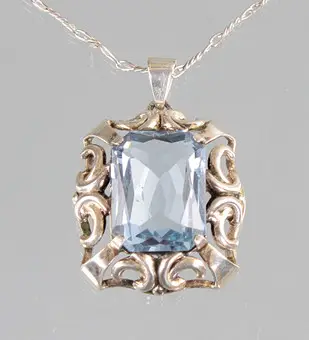 Pendente Art Deco su catena, circa 1925, argento 835.