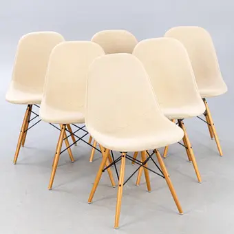CHARLES & RAY EAMES. Seis Wire Chairs, tapizado Hopsak beige, sobre estructura de madera (6).