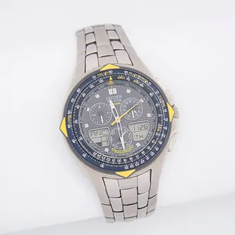 Citizen Skyhawk Eco-Drive "Blue Angels"，石英，旋转表圈，模拟、数字LCD显示，夜光指针，全球30个重要城市的时刻和日期，12小时显示，24小时显示，拉/按，钛金属表壳和表带。