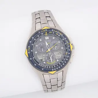Citizen Skyhawk Eco-Drive "Blue Angels"，石英，旋转表圈，模拟、数字LCD显示，夜光指针，全球30个重要城市的时刻和日期，12小时显示，24小时显示，拉/按，钛金属表壳和表带。