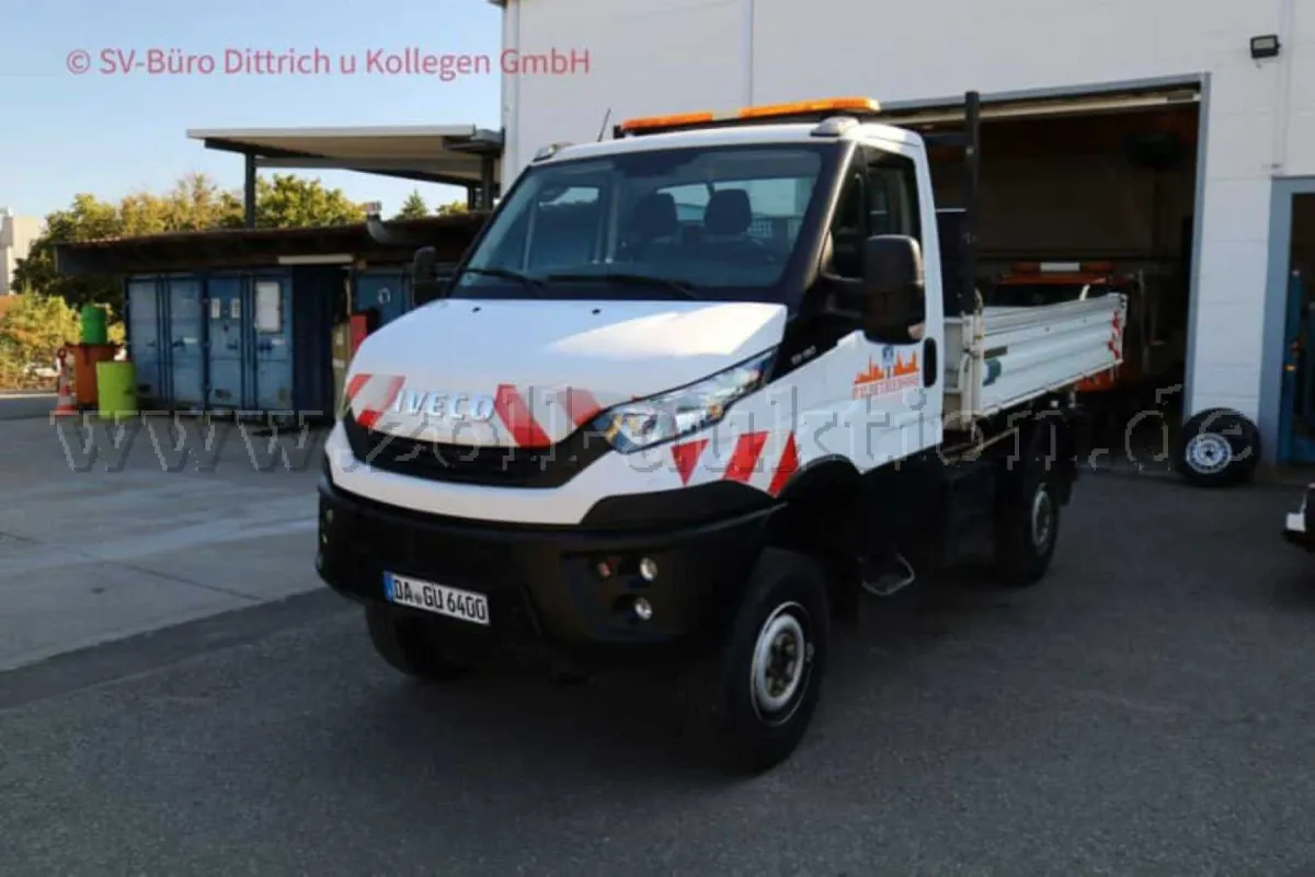 1 辆 Iveco Daily 带车厢卡车