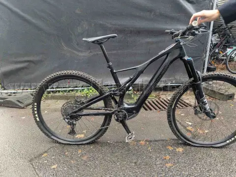 1 Specialized Turbo Levo SL Comp Carbon 29 elektrikli dağ bisikleti