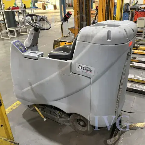 Mașină de curățat pardoseli cu operator așezat NILFISK BR 600S