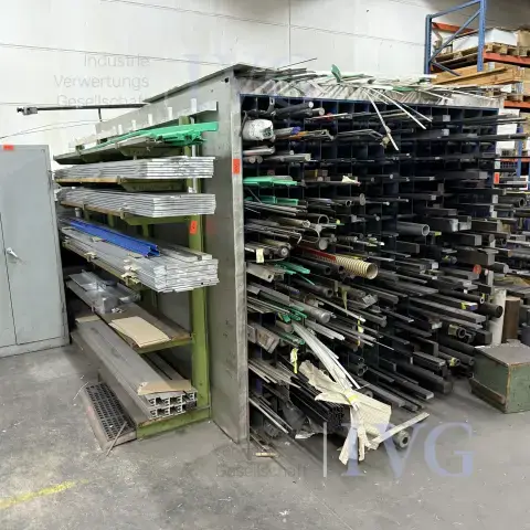 Magasin de matériel avec contenu