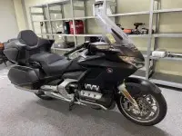 1 moottoripyörä Honda GL1800 Gold Wing Tour DCT ja Ai