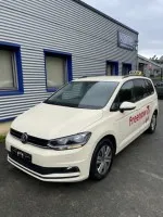 1 辆乘用车 VW Touran 2.0 TDI SCR DSG Comfortline，出租车