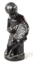 Dívka při ručních pracích, litina kolem 1920-1940, německé