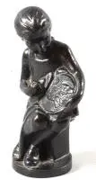 Muchacha cosiendo a mano, fundición de hierro hacia 1920-1940, alemana