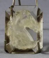 Objeto de vitrina, placa de vidrio con cabeza de caballo hacia 1920-30, alemán