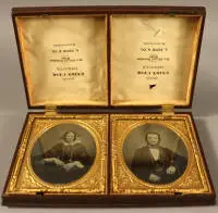 Dos ferrotiopos tempranos tras cristal, circa 1850-60