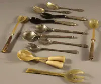 Seis pares de cubiertos de ensalada de distintos tipos, del historicismo a los años 50 del siglo XX, alemán