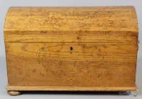 Baule miniature Biedermeier con coperchio rotondo, tedesco, prima metà XIX sec.