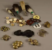 Lot tradicijskih ukrasnih predmeta, od početka stoljeća do 1950-ih