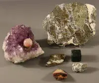 Lot collection de minéraux, pierres brutes non traitées