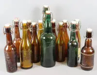 Collection de 15 bouteilles de bière et d'alcool à bouchon mécanique, 20e s., allemand