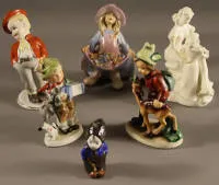 Six figurines en porcelaine Nippes, milieu du 20e siècle