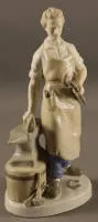 Figurine en porcelaine Schmid avec enclume, seconde moitié du 20e s., RDA