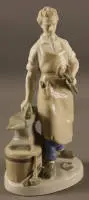 Figurine en porcelaine Schmid avec enclume, seconde moitié du 20e s., RDA