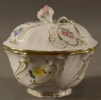 Boîte décorative à petites fleurs, marque aux épées Meissen, première moitié du 20e s., allemande