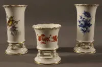 Trois vases cylindriques, marque aux épées Meissen, seconde moitié du 20e s., RDA