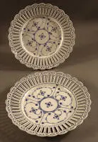 Deux assiettes décoratives à bord ajouré, motif immortelle, début du 20e s., allemand