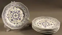 Six assiettes décoratives à bord ajouré, motif immortelles, début du 20e s., allemand