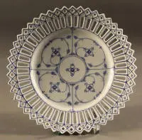 Deux assiettes décoratives différentes à bord ajouré, motif immortelles, début du 20e s., allemand