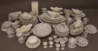 Lot de porcelaine décor immortelle, du historicisme aux années 1950