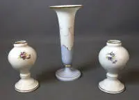 Lot de trois vases en verre dépoli, historicisme vers 1900, Bohême