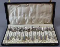 12 cuillères à moka en coffret, années 1920, allemandes