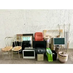 Lotto di beni da sgombero (monitor, TV, sedie e altro)
