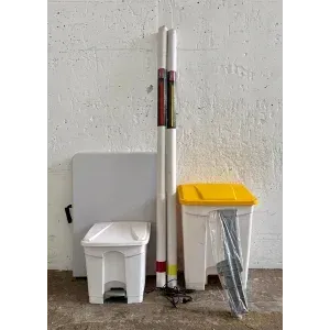 Masa, lambalar, saklama kutuları