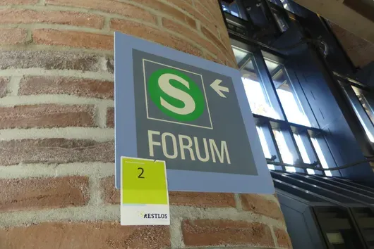 指示牌“S-Bahn / Forum”,蓝色,带墙面间隔件,壁挂安装