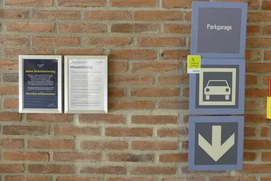 4 db kék irányjelző tábla (többek között mélygarázs, taxi), fali távtartókkal, 2 db cserélhető információs kerettel, falra szerelhető