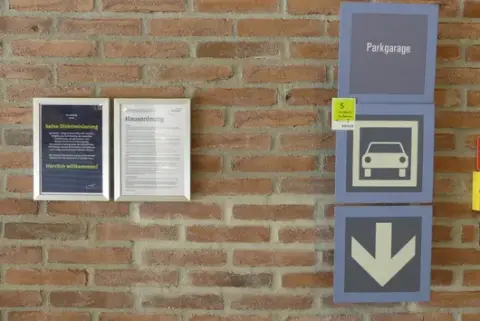 4 db kék irányjelző tábla (többek között mélygarázs, taxi), fali távtartókkal, 2 db cserélhető információs kerettel, falra szerelhető