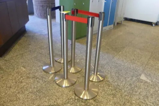 6 db rozsdamentes acél elzáró oszlop kihúzható szalaggal, kék/piros