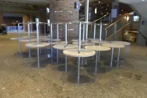 15 pyöreää bistro pöytää, valkoista