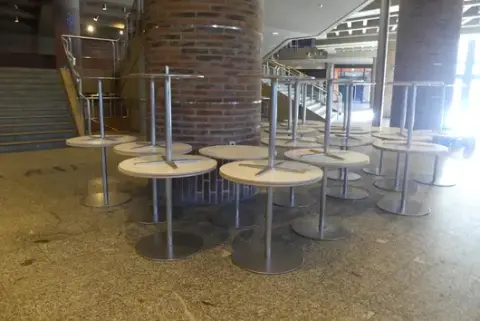 15 pyöreää bistro pöytää, valkoista