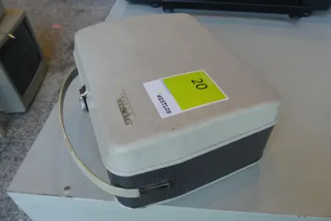 Grundig - „Automatic” magnó bőröndtokban fedéllel, vintage