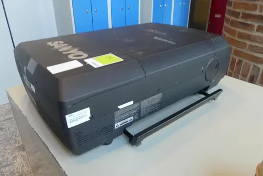 Sanyo 大型投影仪,含镜头和提手
