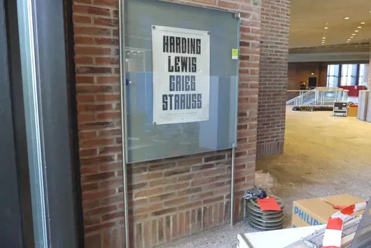 Plakátvitrin üveges ajtóval, rozsdamentes acél állócsöveken, falra szerelhető