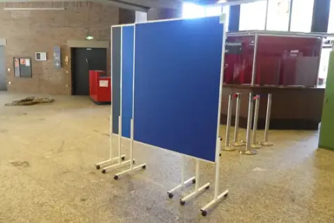 3 pz. FRANKEN - lavagna per moderazione/bacheca con superficie in feltro (blu/nero), su supporto con piedini