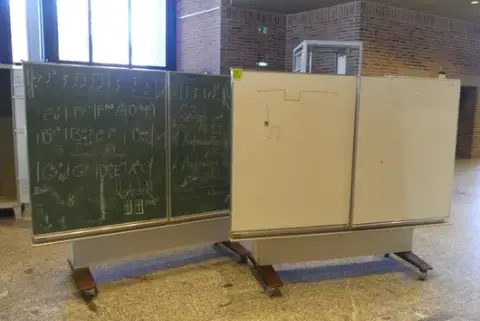 1x lavagna in ardesia verde e 1x lavagna bianca pieghevole, mobili su supporto con rotelle