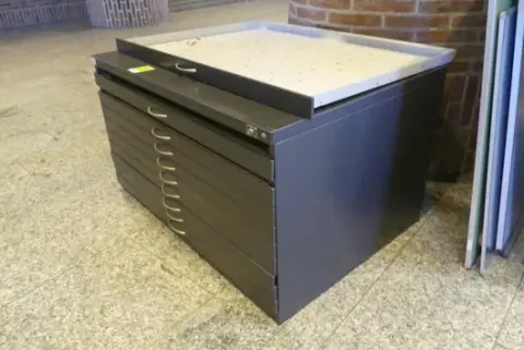 C+P - armadio metallico per planimetrie/disegni antracite con cassetti piatti, chiudibile a chiave