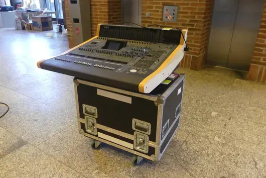 Yamaha - 数字调音台，置于可移动航空箱上，含运输箱