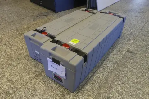 2 marcos plegables de aluminio para pantalla de proyección en maletín de transporte de plástico